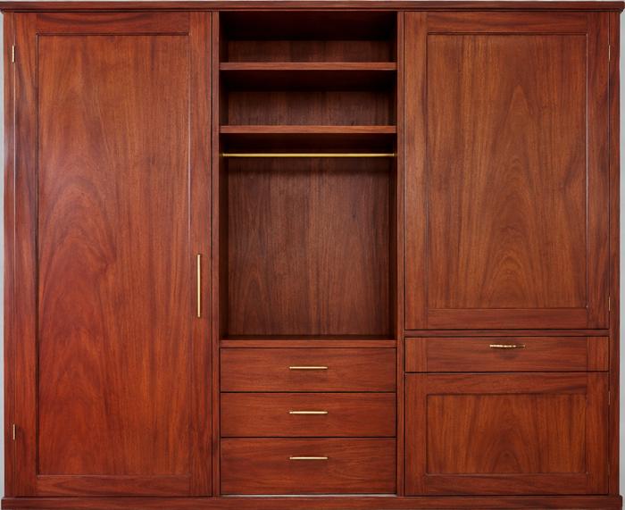 Armoire ouverte en bois massif avec penderie