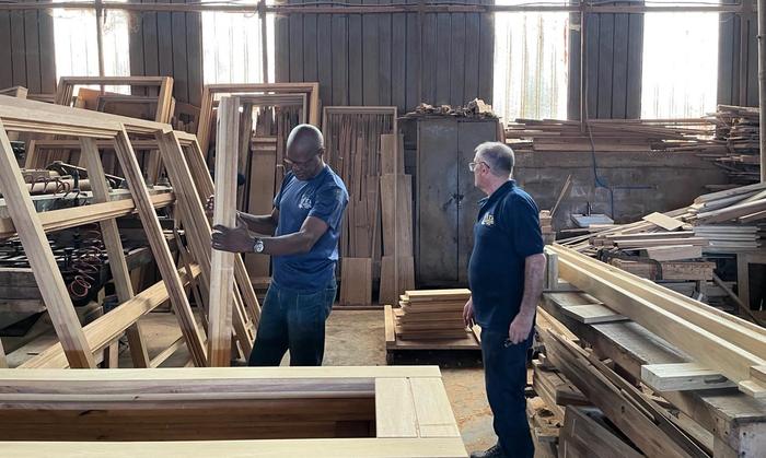 Vue de l'atelier I.T.B. avec artisans et bois en stock