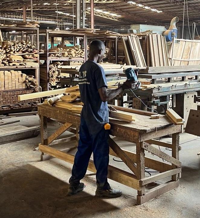 Artisan I.T.B. en plein travail du bois