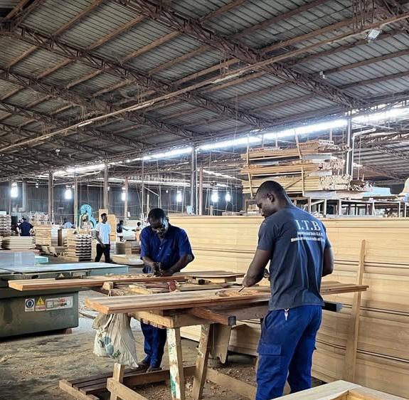 Artisans I.T.B. finissant des pièces de bois massif