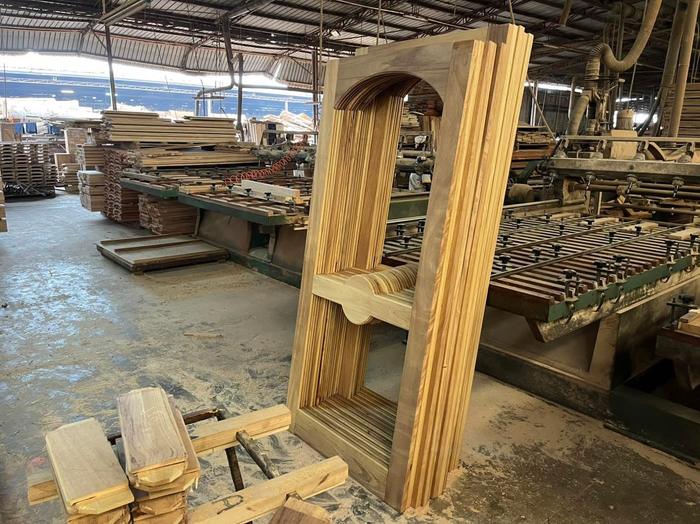 Scierie I.T.B. : fabrication d'un cadre de porte cintré en bois massif